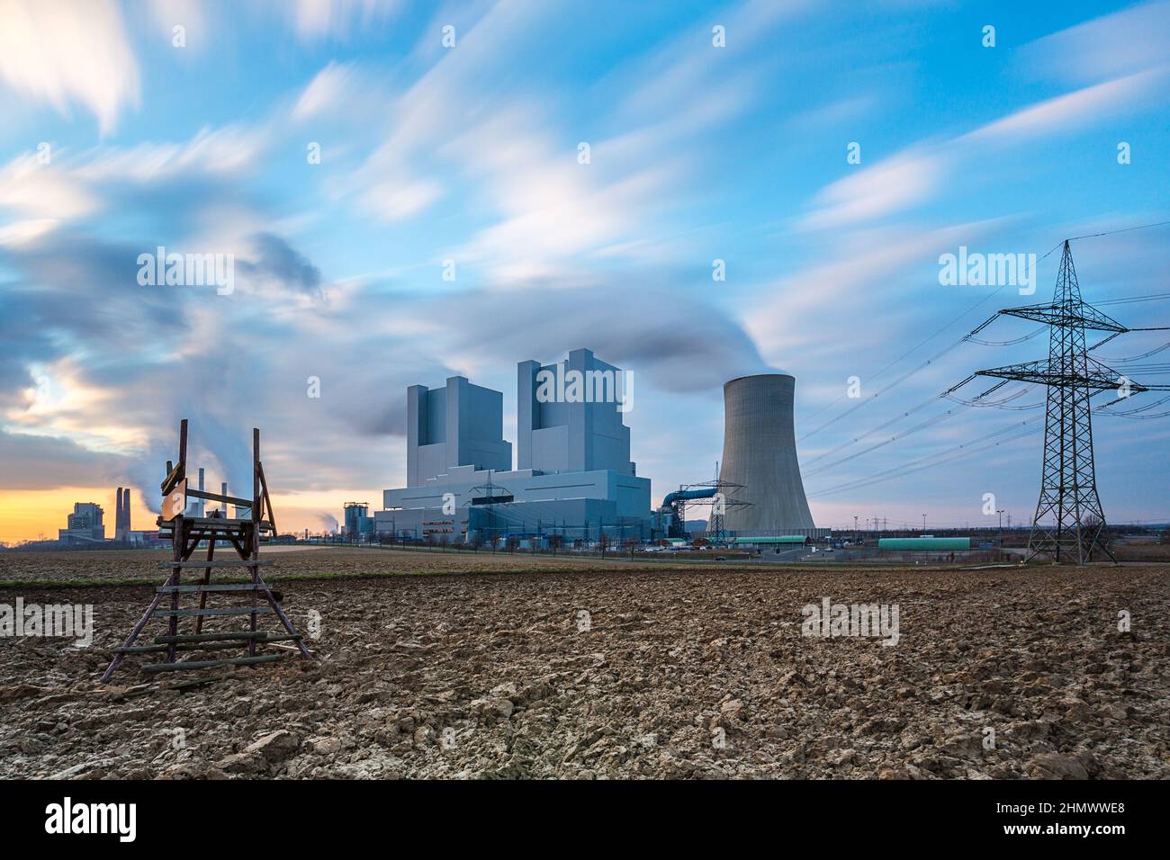 Die industrielle Elektrizitätsfabrik bei Sonnenuntergang Stockfoto