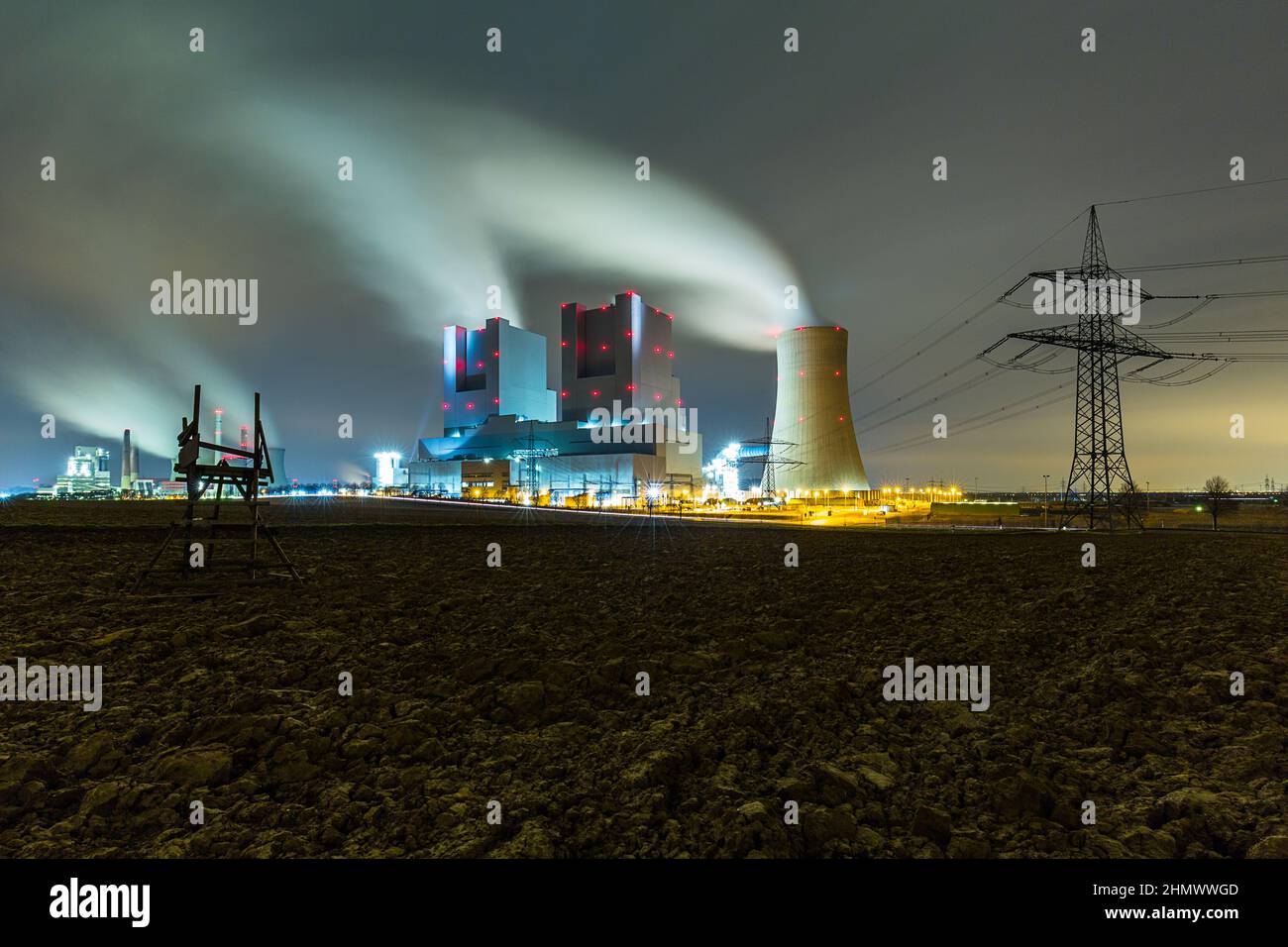 Industrielles Kohlekraftwerk bei Nacht Stockfoto
