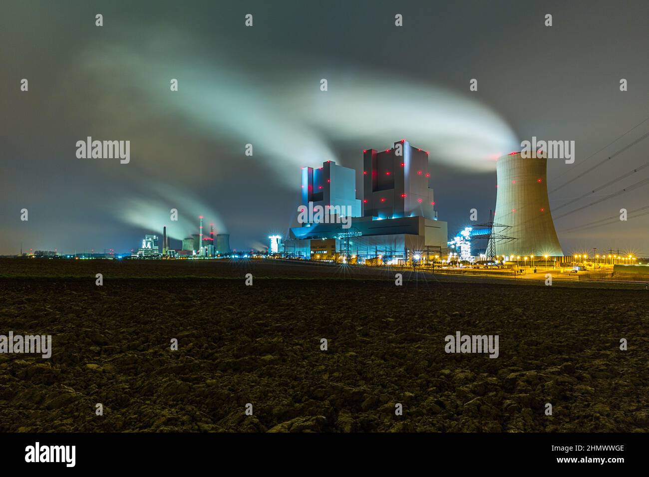Braunkohlekraftwerke bei Nacht auf einem landwirtschaftlichen Feld Stockfoto