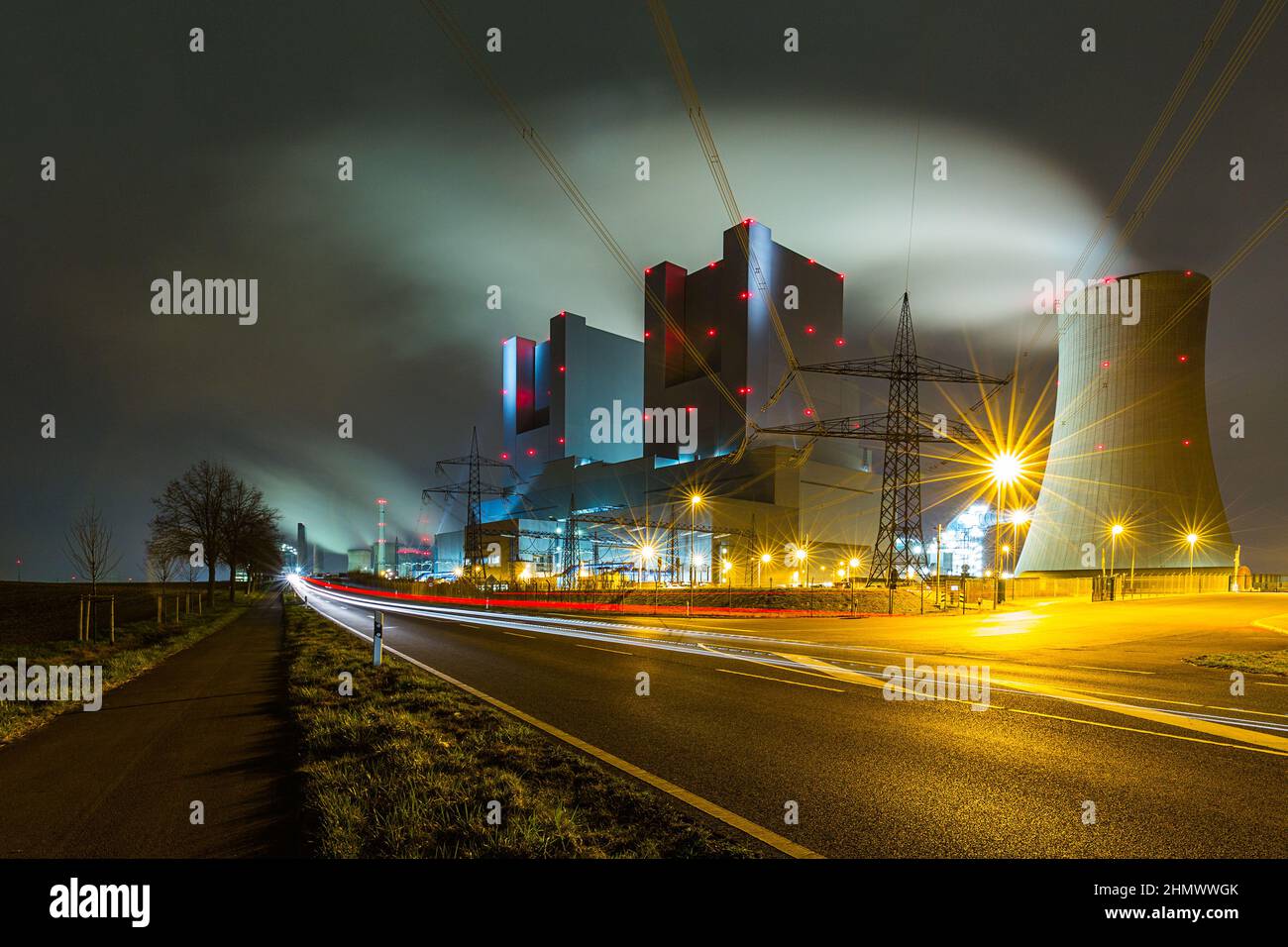 Kohlekraftwerk bei Nacht mit Lichtwegen Stockfoto