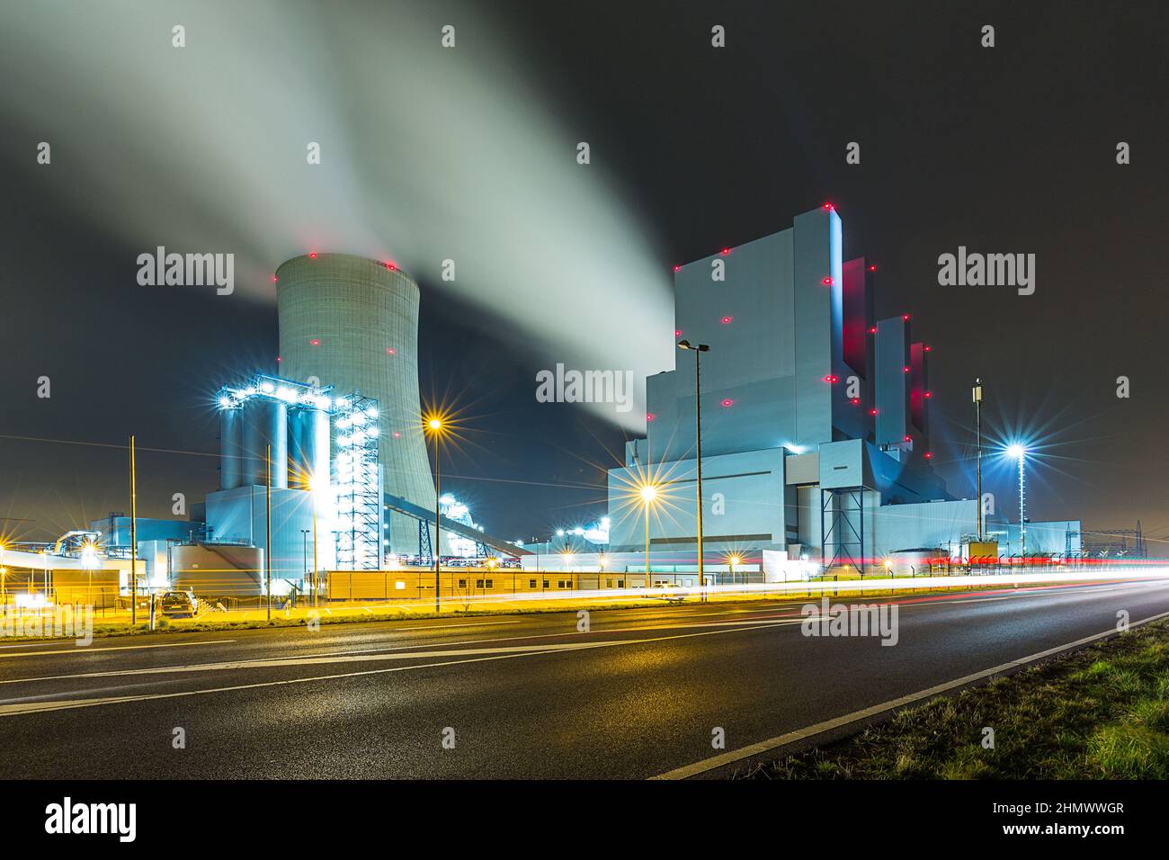 Elektrizitätsfabrik mit Verkehrslampen bei Nacht Stockfoto