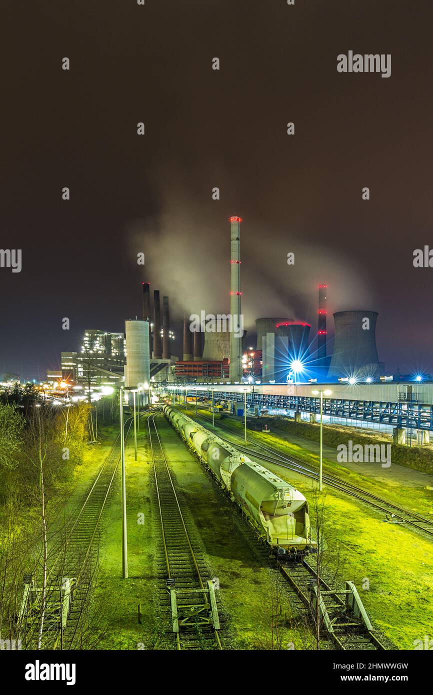 Kohlekraftwerk mit Güterdepot bei Nacht Stockfoto