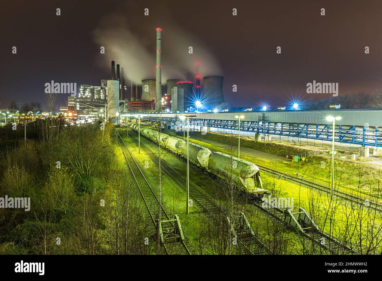 Industrielles Kohlekraftwerk neurath in der Nacht Stockfoto