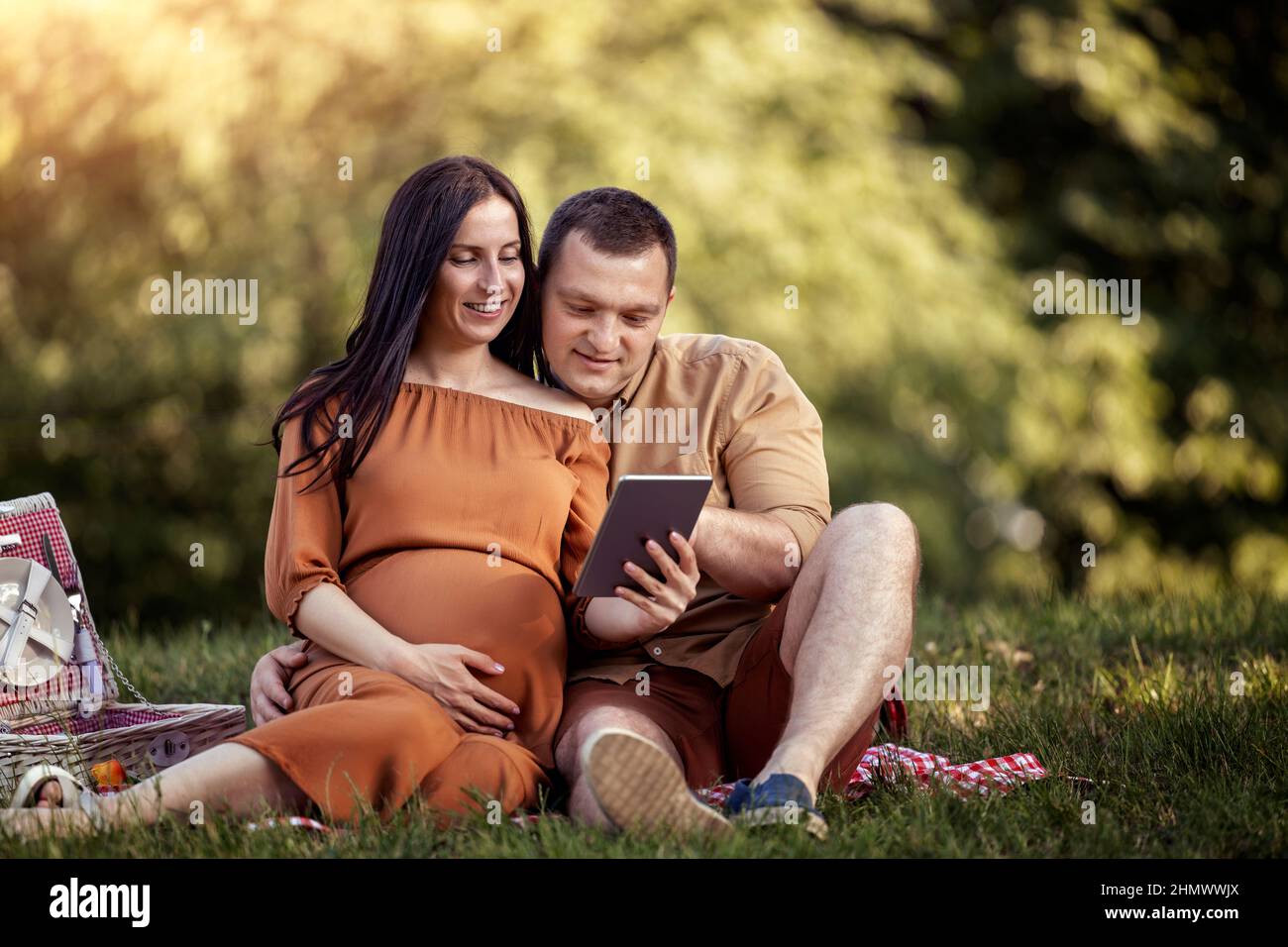 Romantische schwanger Paar genießen im Sommer day.Love, Menschen, Glück und  Lifestyle-Konzept Stockfotografie - Alamy