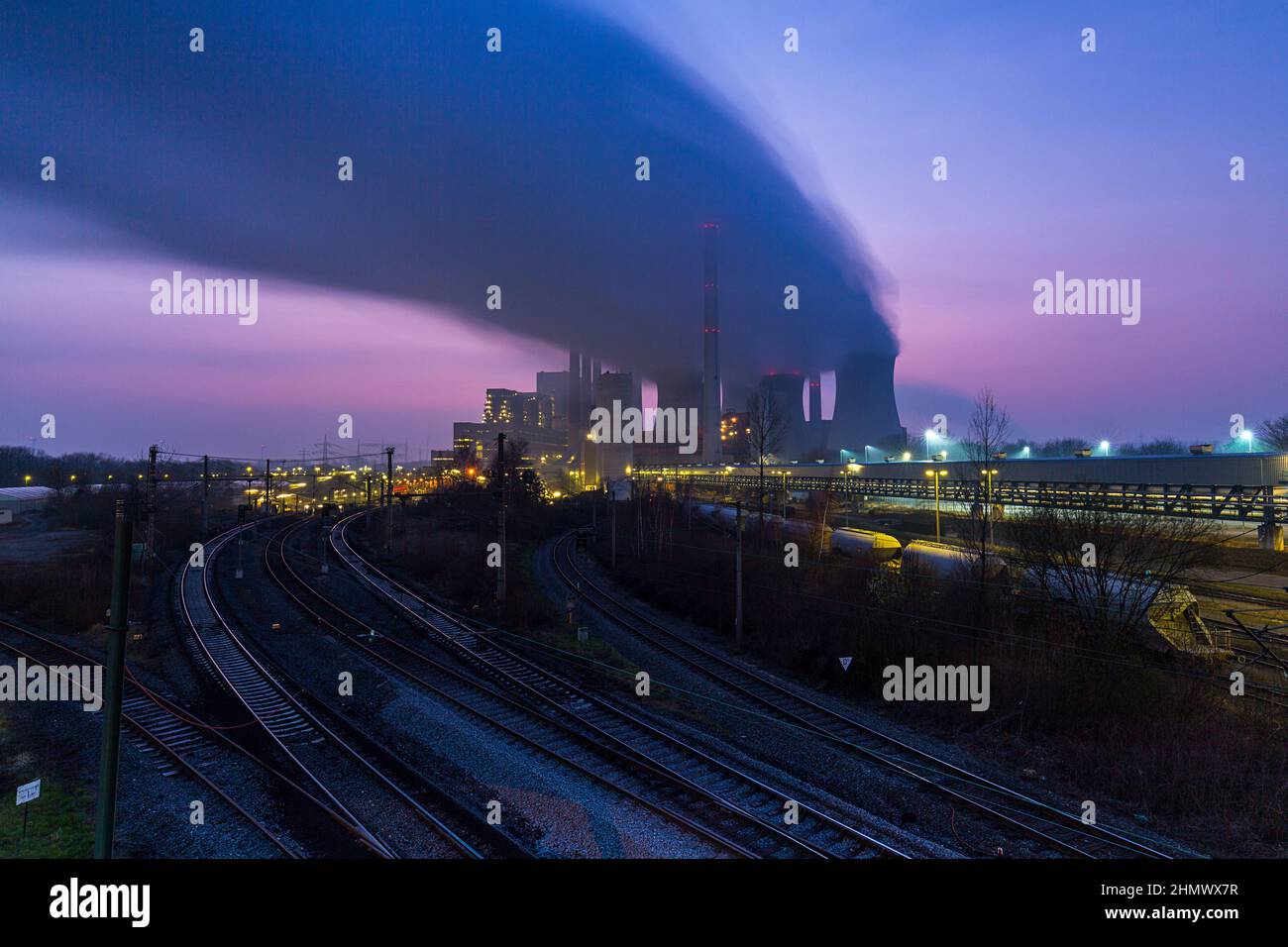 Kohlekraftwerk bei Sonnenuntergang Stockfoto