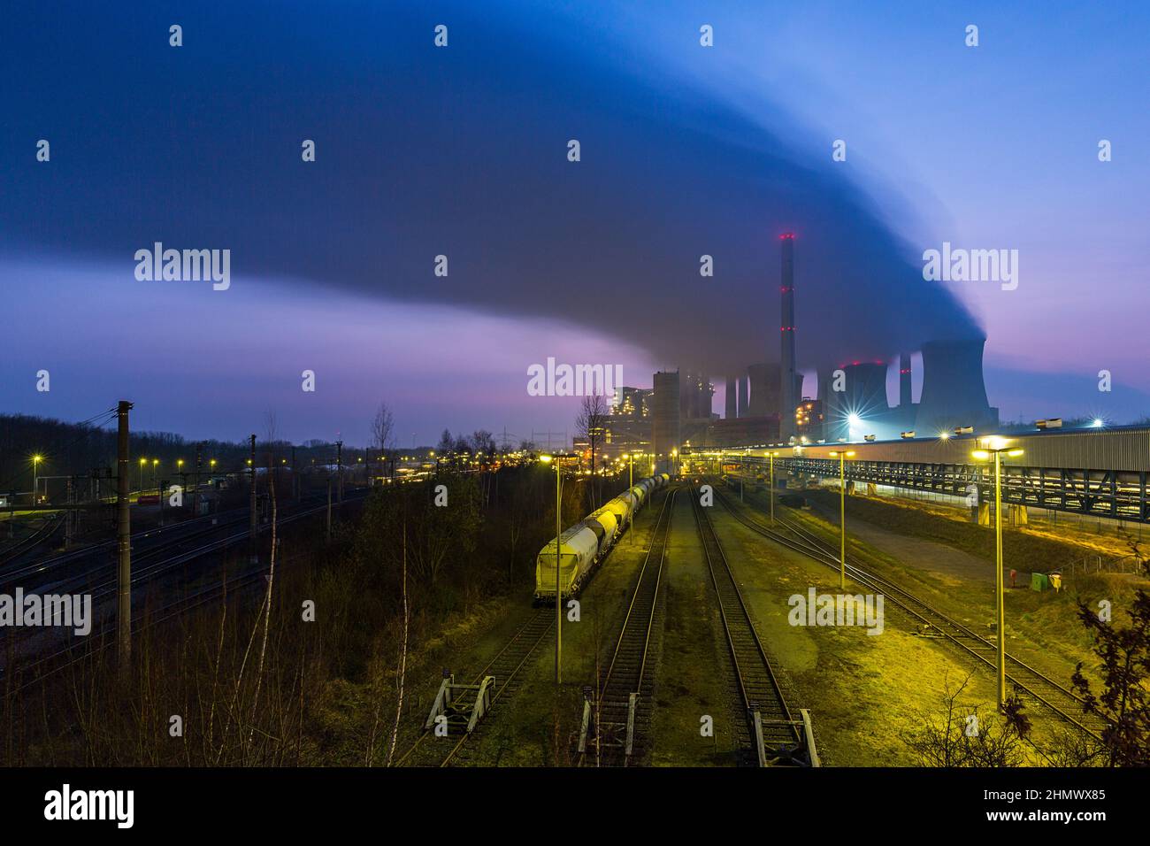 Kohlekraftwerk bei Sonnenuntergang Stockfoto