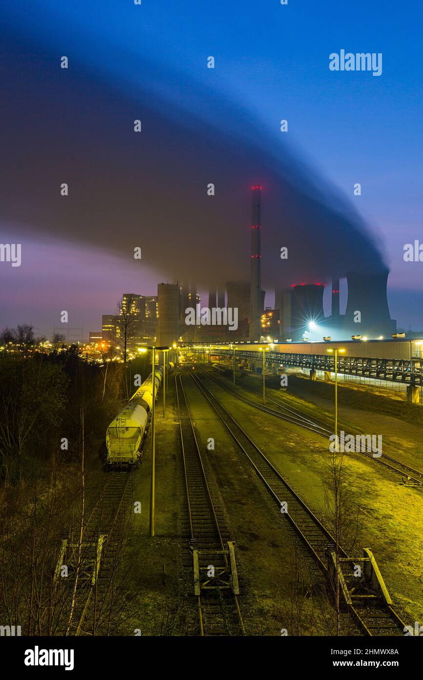 Kohlekraftwerk bei Nacht Stockfoto