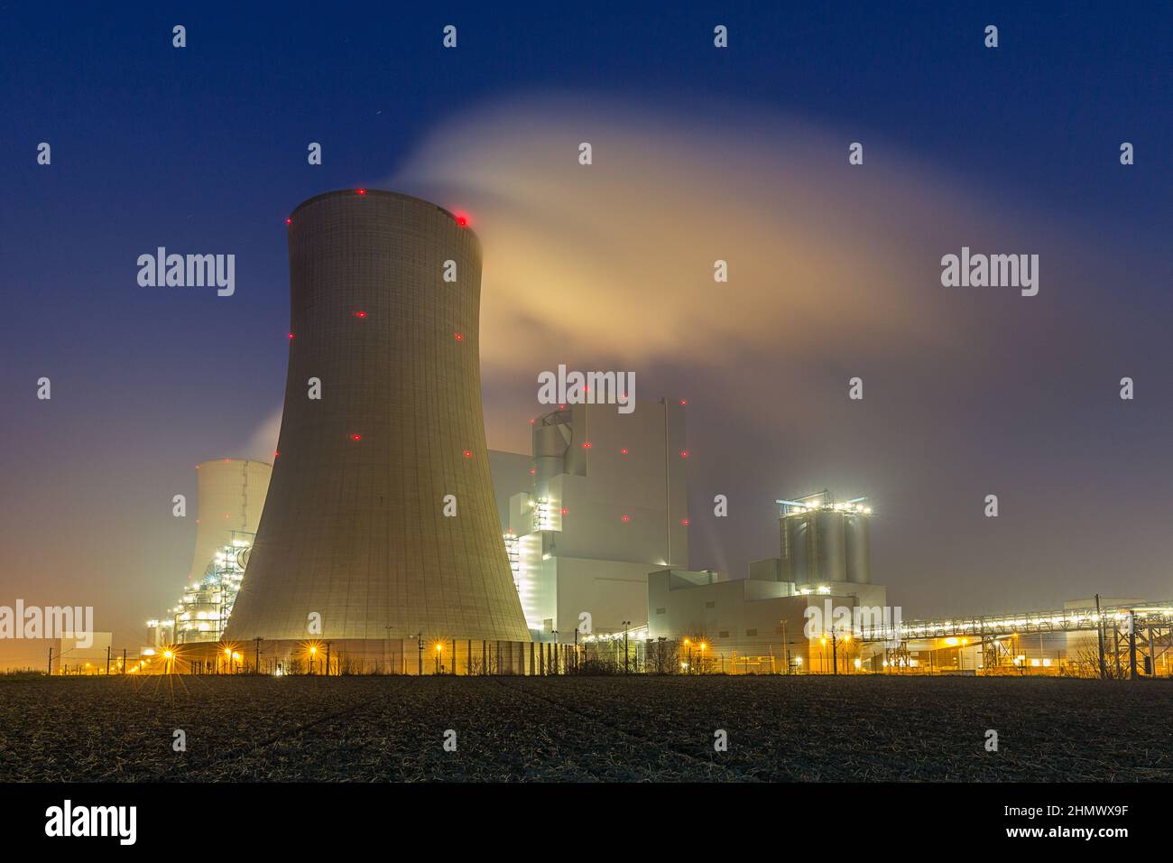 Elektrizitätsfabrik in deutschland bei Nacht Stockfoto