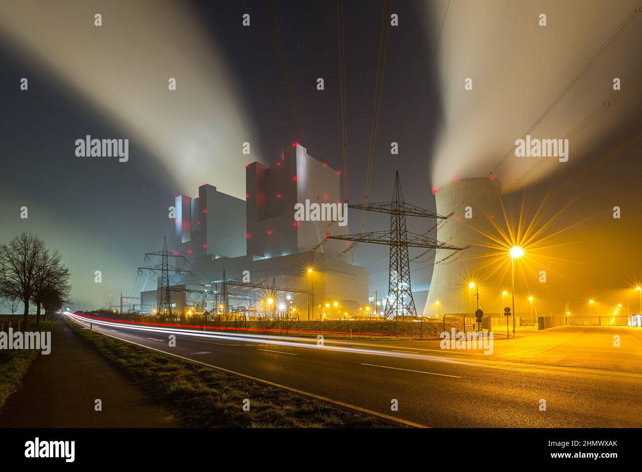 Kohlekraftwerk bei Nacht Stockfoto
