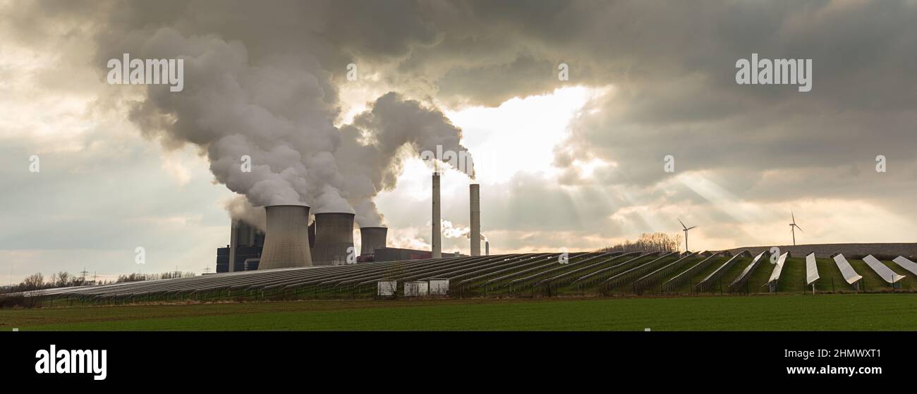 Kraftwerk mit Solar- und windenergie Stockfoto