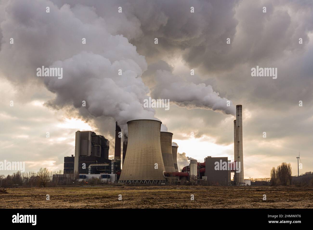 Kohlekraftwerk mit bewölktem Himmel Stockfoto
