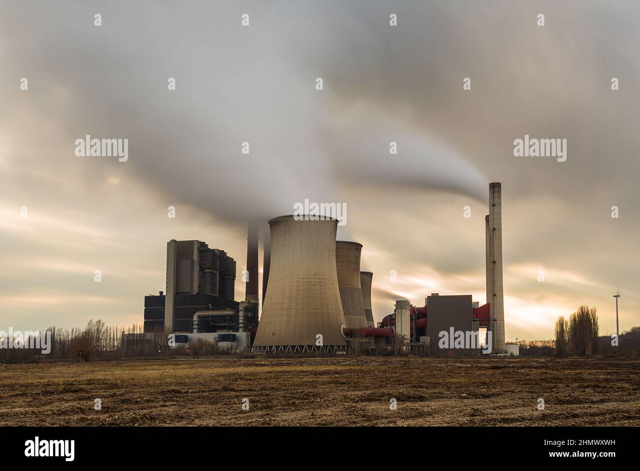 Naturverschmutzung durch Kohlekraftwerke Stockfoto