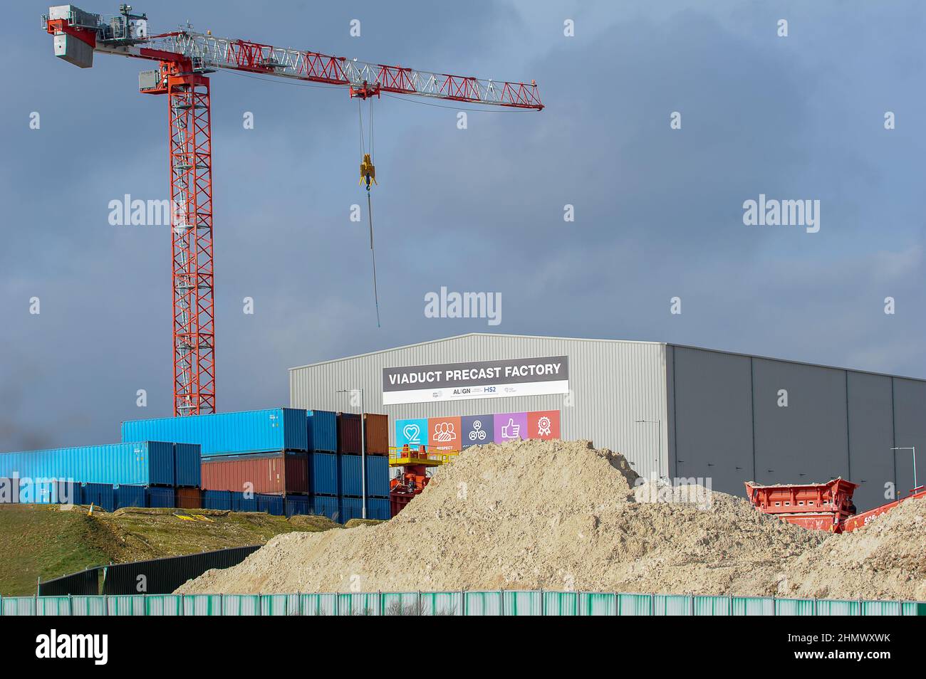 West Hyde, Hertfordshire, Großbritannien. 12th. Februar 2022. HS2 haben diese Woche mit der Produktion von 1000 riesigen Betonsegmenten in der Viaduct-Fertigteilfabrik begonnen. Die Segmente bilden das Deck des Viadukts des Colne Valley. Quelle: Maureen McLean/Alamy Live News Stockfoto