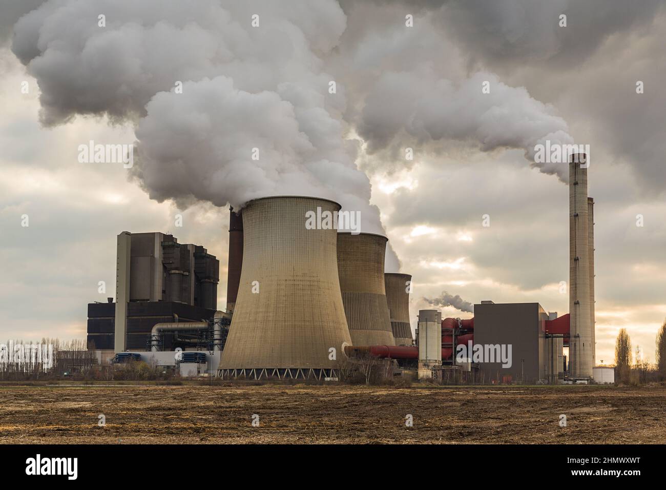 Kohlekraftwerk mit bewölktem Himmel Stockfoto