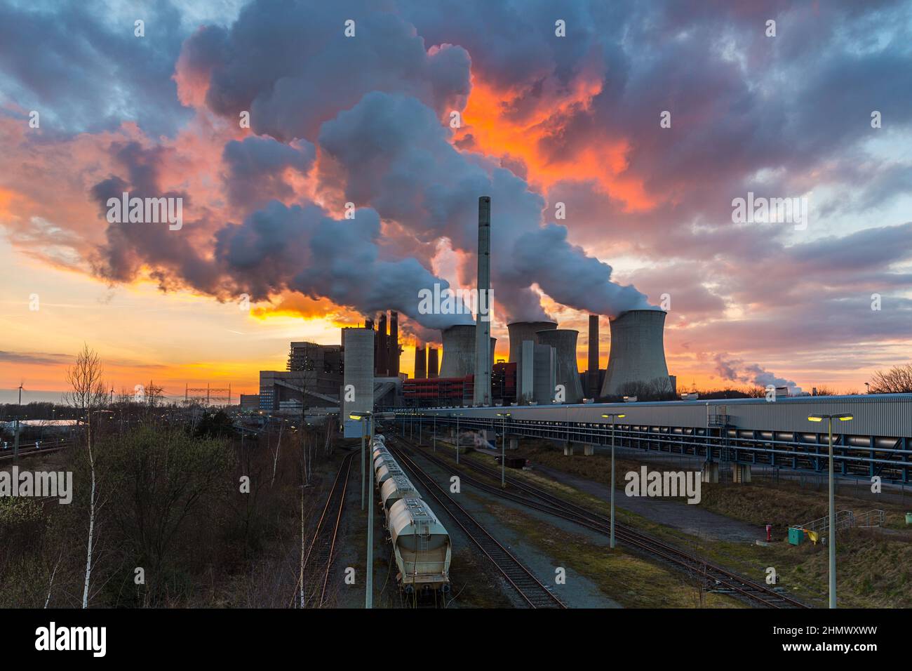 Kohlekraftwerk mit brennendem Sonnenuntergang Stockfoto