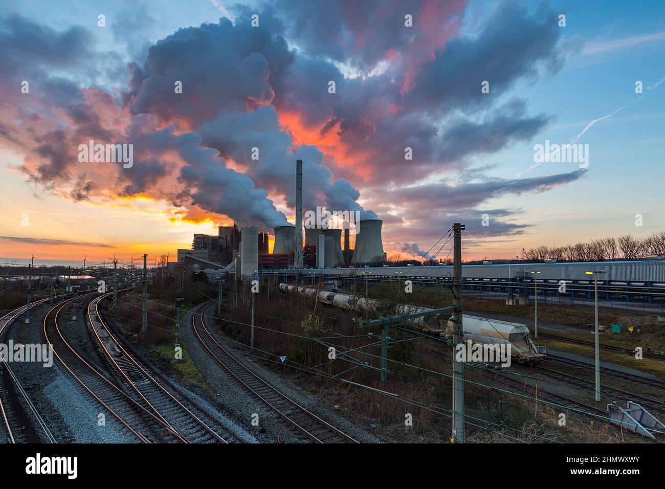 Stromkraftwerk bei Sonnenuntergang Stockfoto