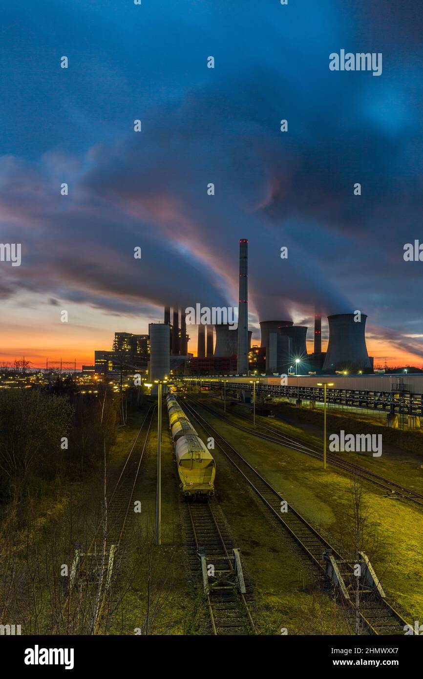 Industrielignitenkraftwerk bei Sonnenuntergang Stockfoto