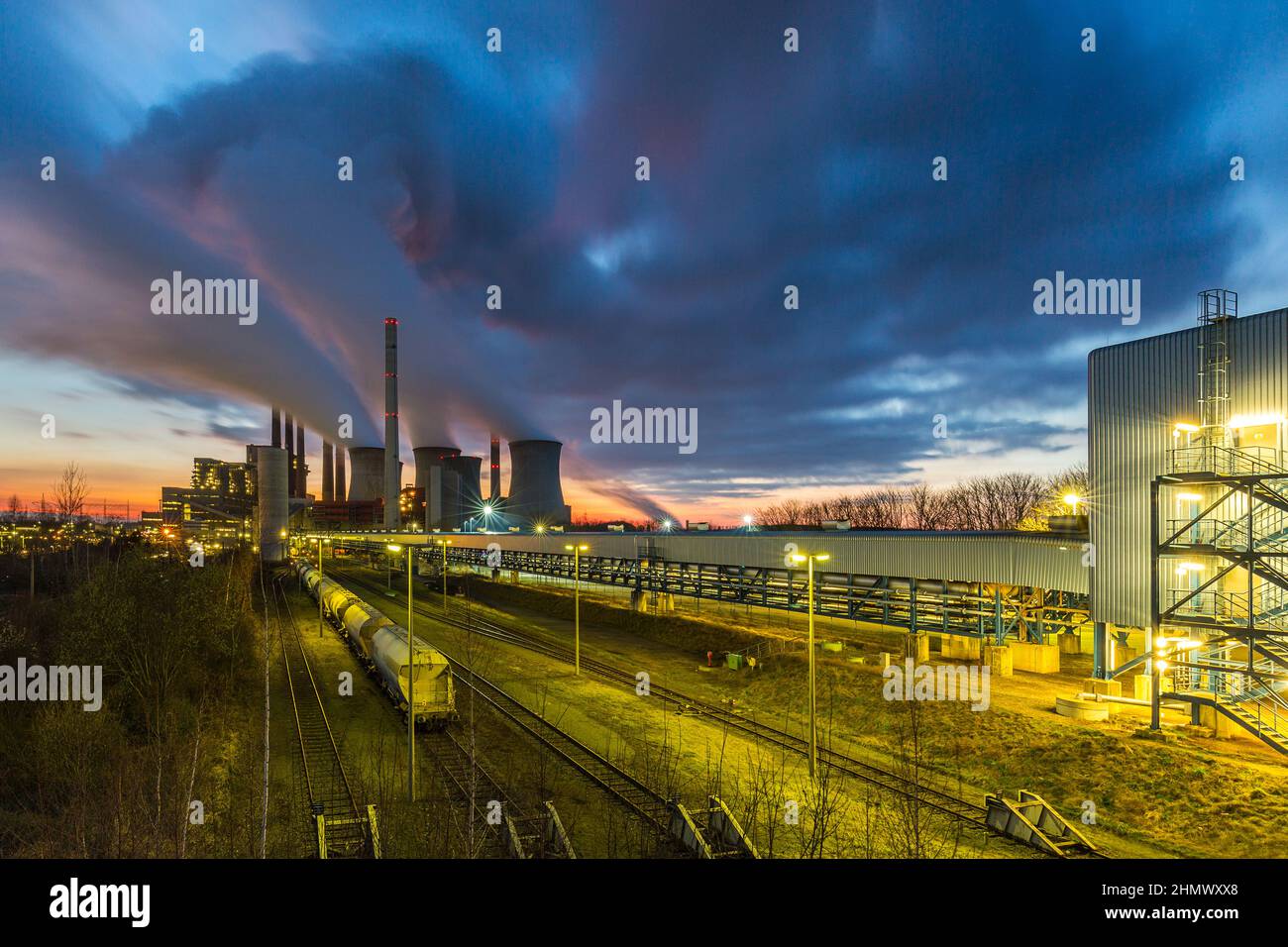 Braunkohlekraftwerk bei Sonnenuntergang Stockfoto