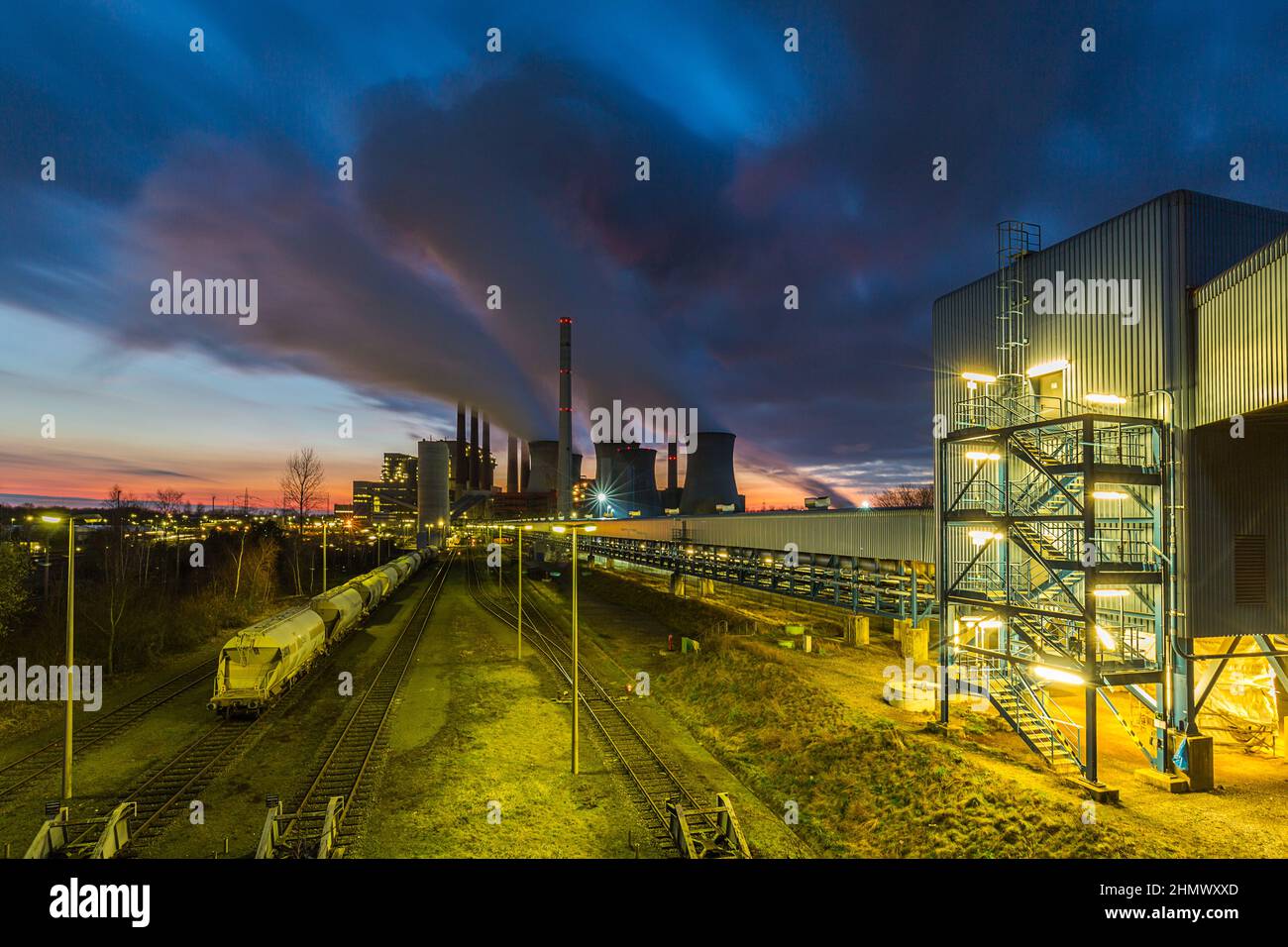 Industriekraftwerk bei Sonnenuntergang Stockfoto