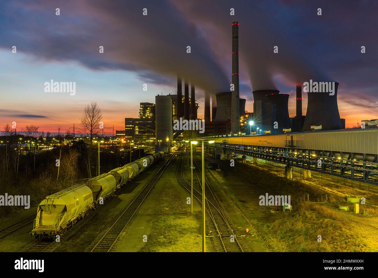 Kohlekraftwerk bei Sonnenuntergang Stockfoto