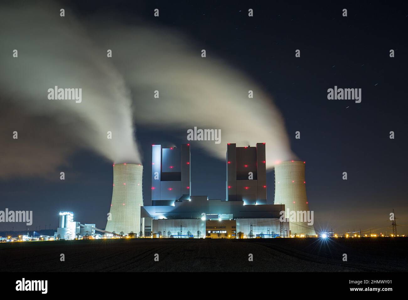 Kohlekraftwerk bei Nacht Stockfoto