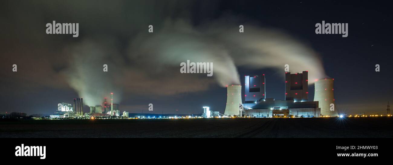 Kohlekraftwerke im Nachtpanorama Stockfoto