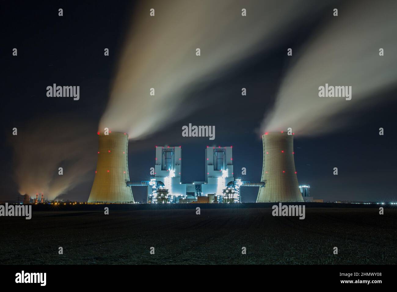 Kohlekraftwerk bei Nacht Stockfoto