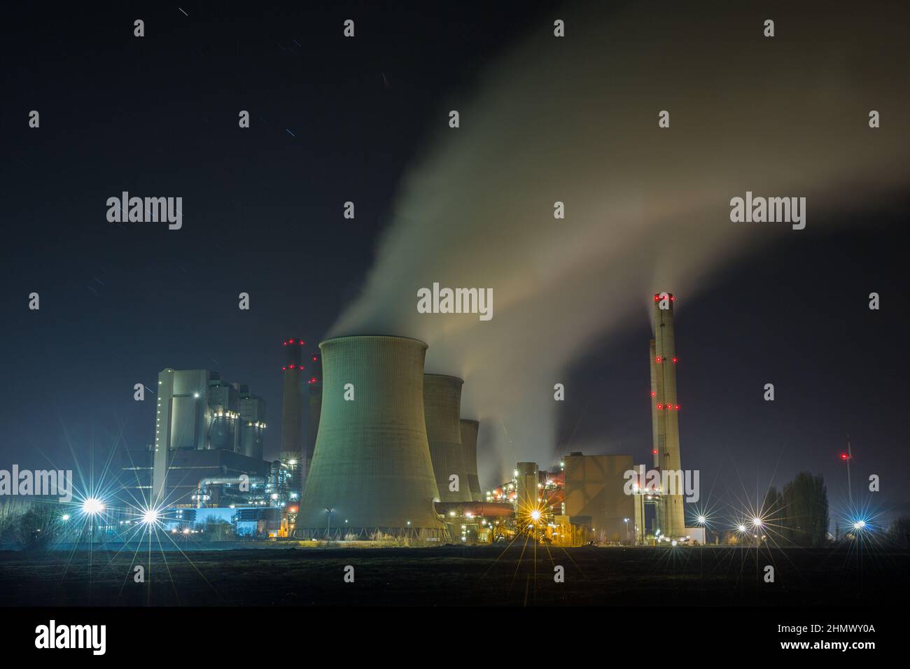 Industrielles Kohlekraftwerk bei Nacht Stockfoto