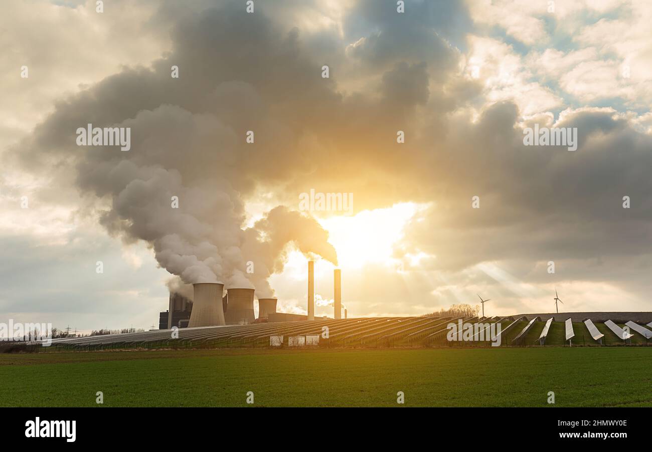 Kraftwerk mit Solar- und windenergie Stockfoto
