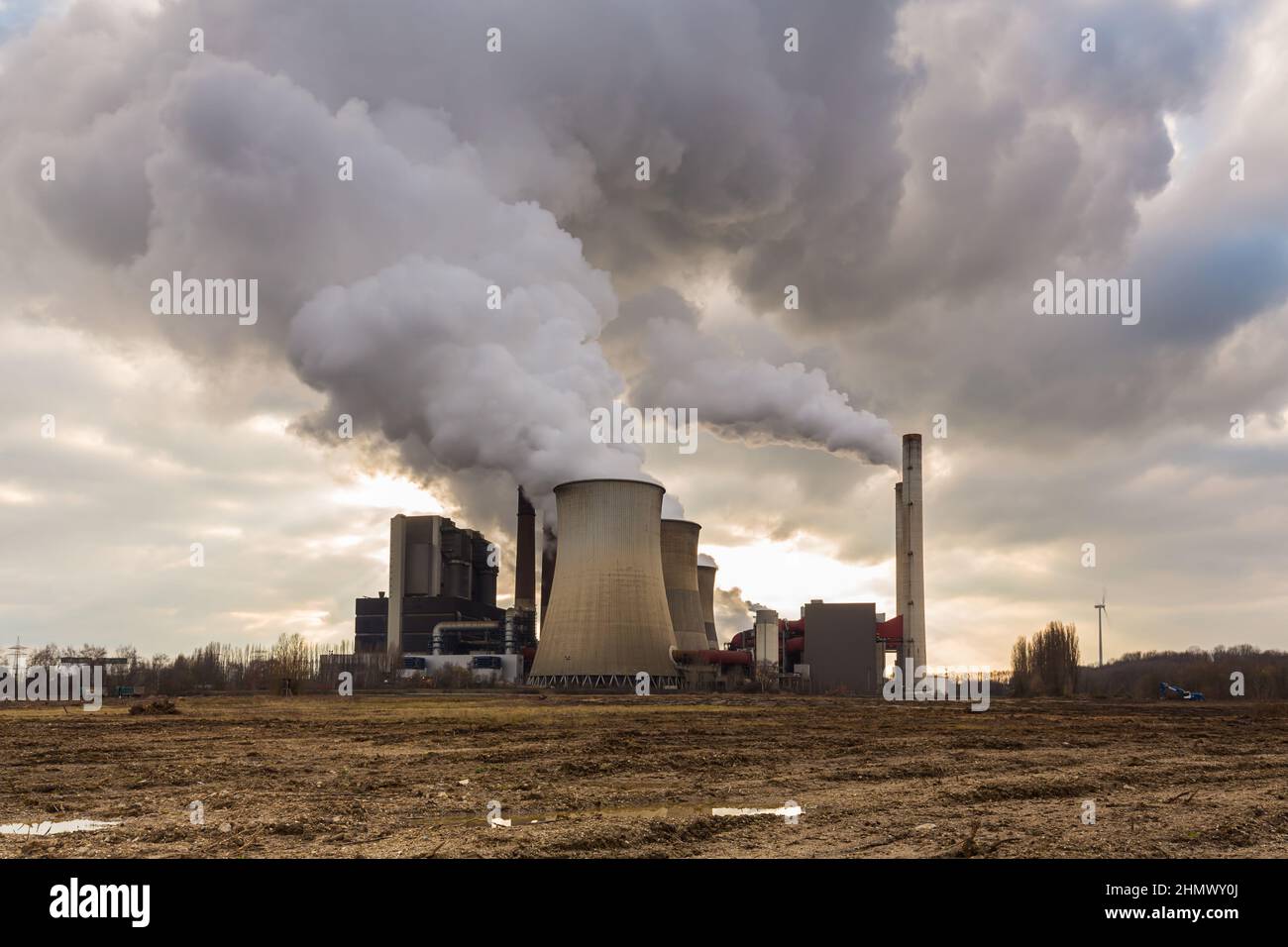 Kohlekraftwerk mit bewölktem Himmel Stockfoto