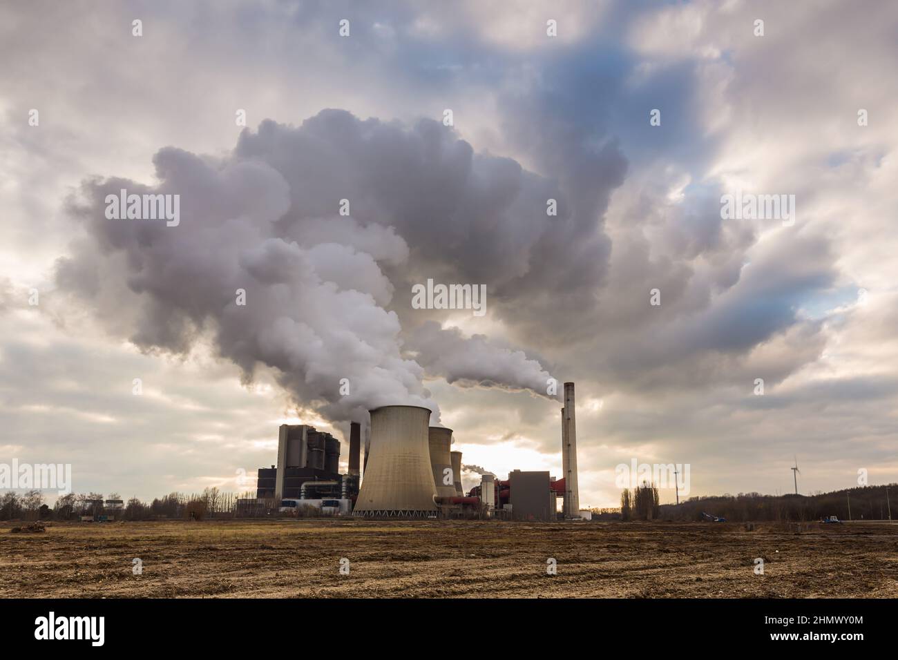Naturverschmutzung durch Kohlekraftwerke Stockfoto