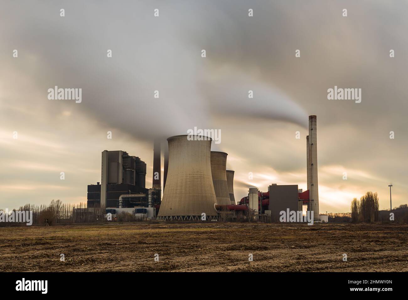 Kohlekraftwerk mit bewölktem Himmel Stockfoto