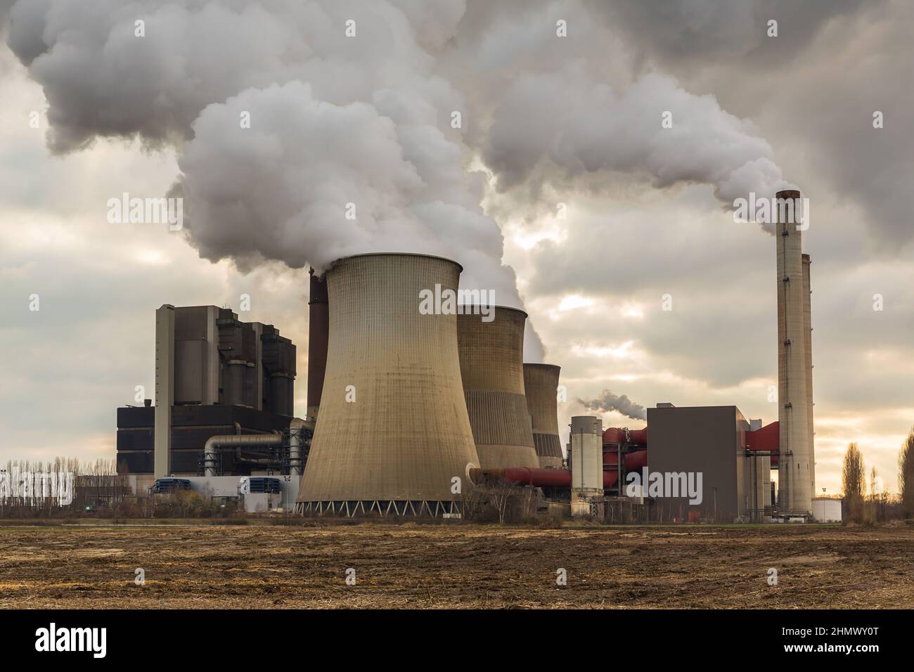 Kohlekraftwerk mit bewölktem Himmel Stockfoto