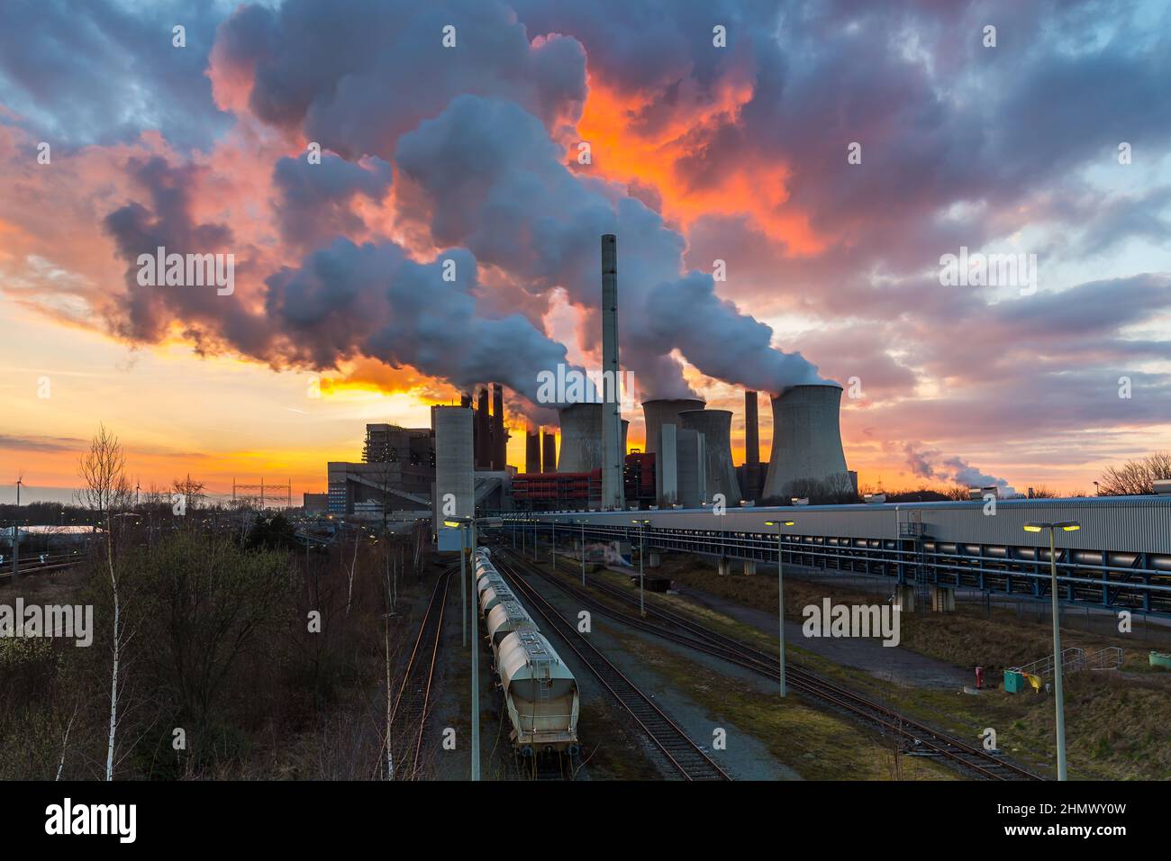Kohlekraftwerk mit brennendem Sonnenuntergang Stockfoto