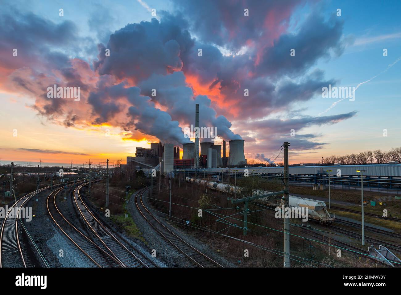 Stromkraftwerk bei Sonnenuntergang Stockfoto