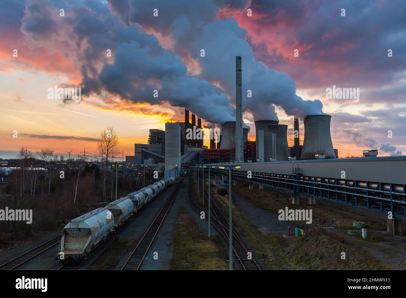 Verschmutzung durch Braunkohlekraftwerke bei Sonnenuntergang Stockfoto