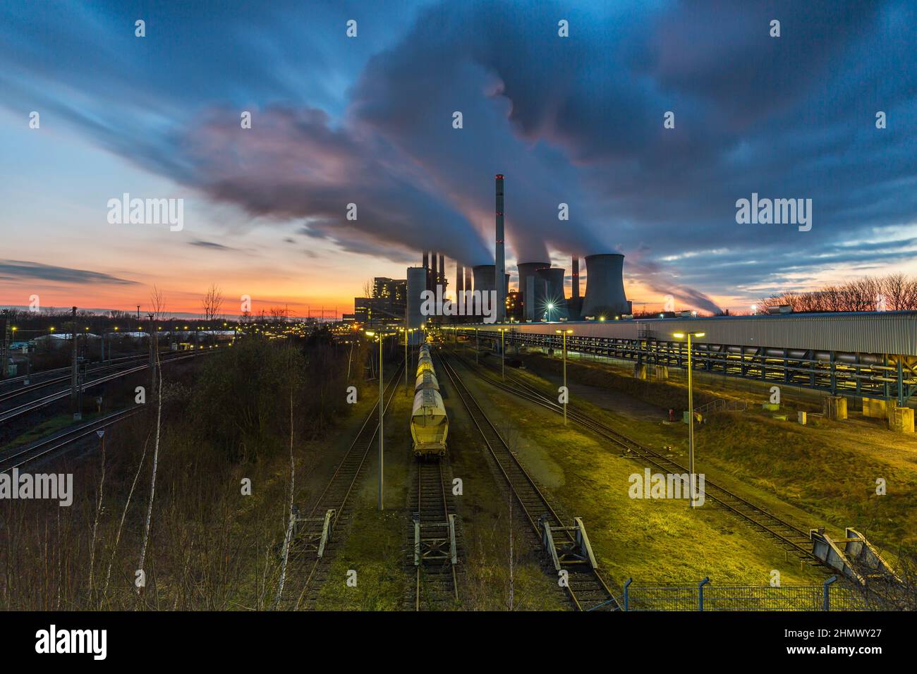 Elektrizitätsfabrik bei Sonnenuntergang Stockfoto