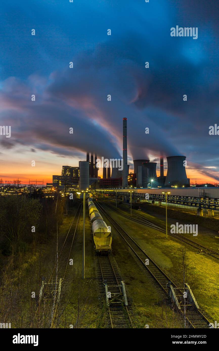 Industrielignitenkraftwerk bei Sonnenuntergang Stockfoto
