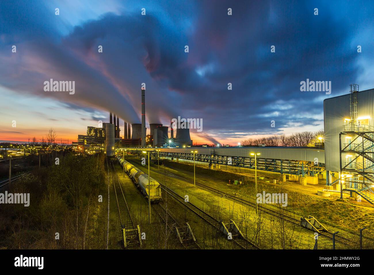 Braunkohlekraftwerk bei Sonnenuntergang Stockfoto