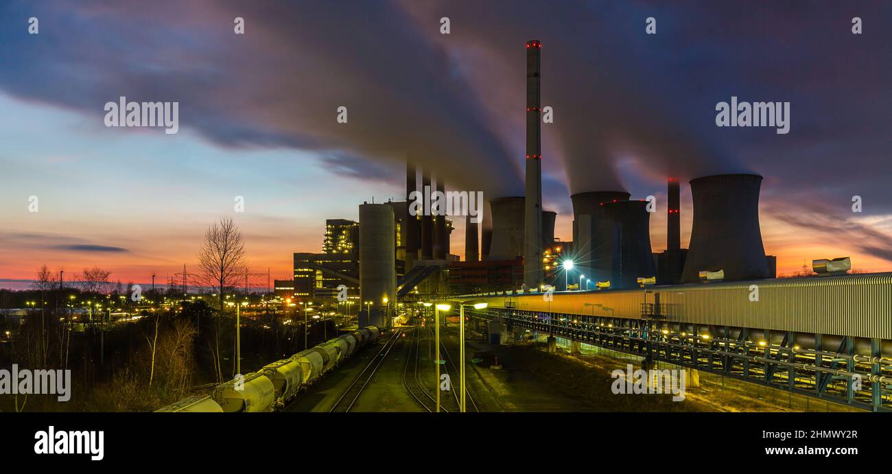 Kohlekraftwerk bei Sonnenuntergang Stockfoto