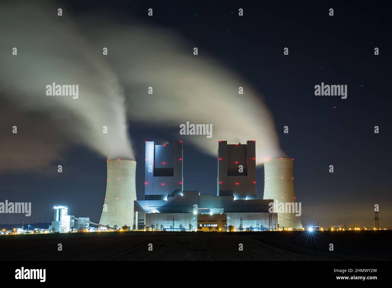 Kohlekraftwerk bei Nacht Stockfoto