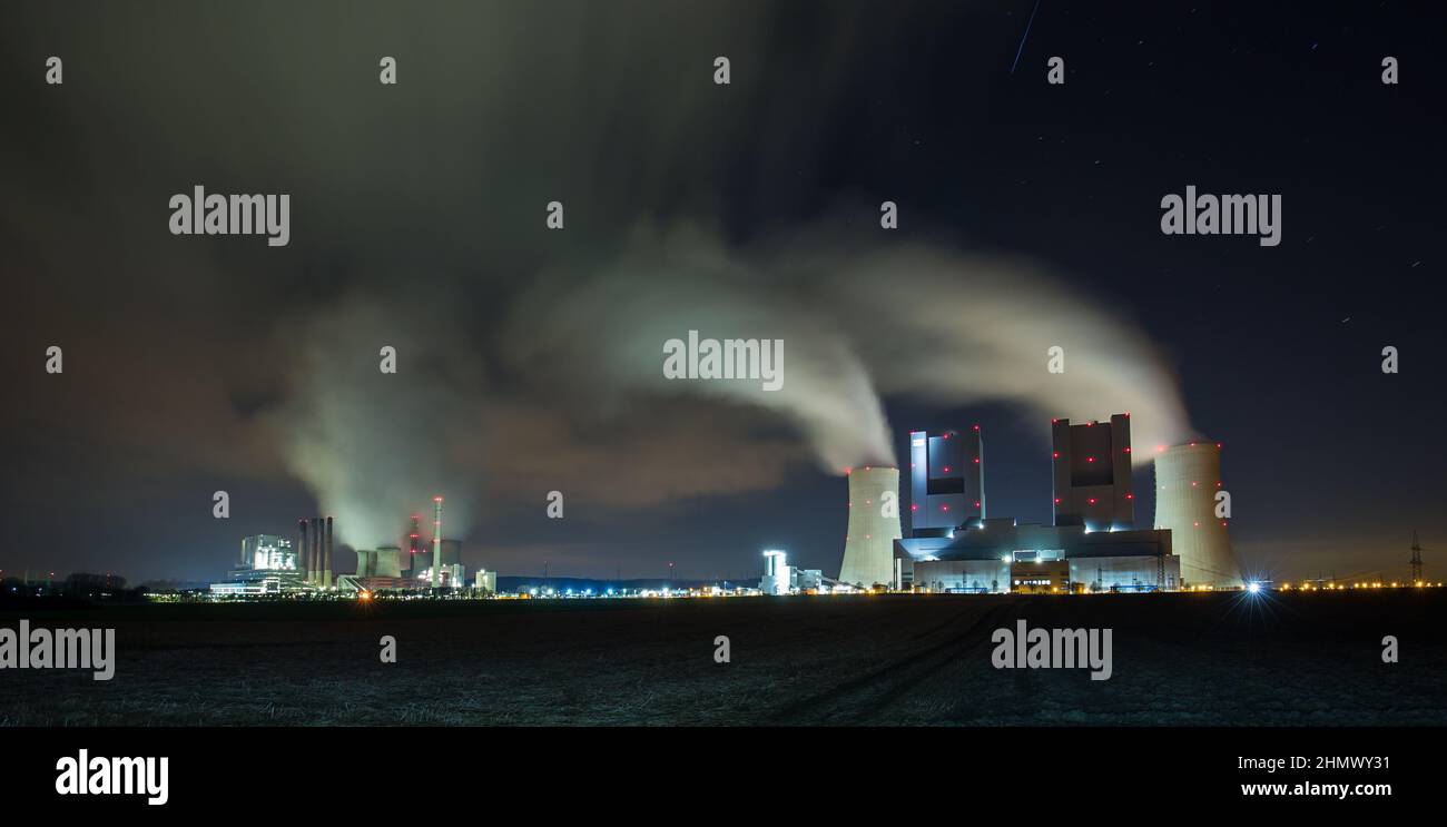 Kohlekraftwerke im Nachtpanorama Stockfoto