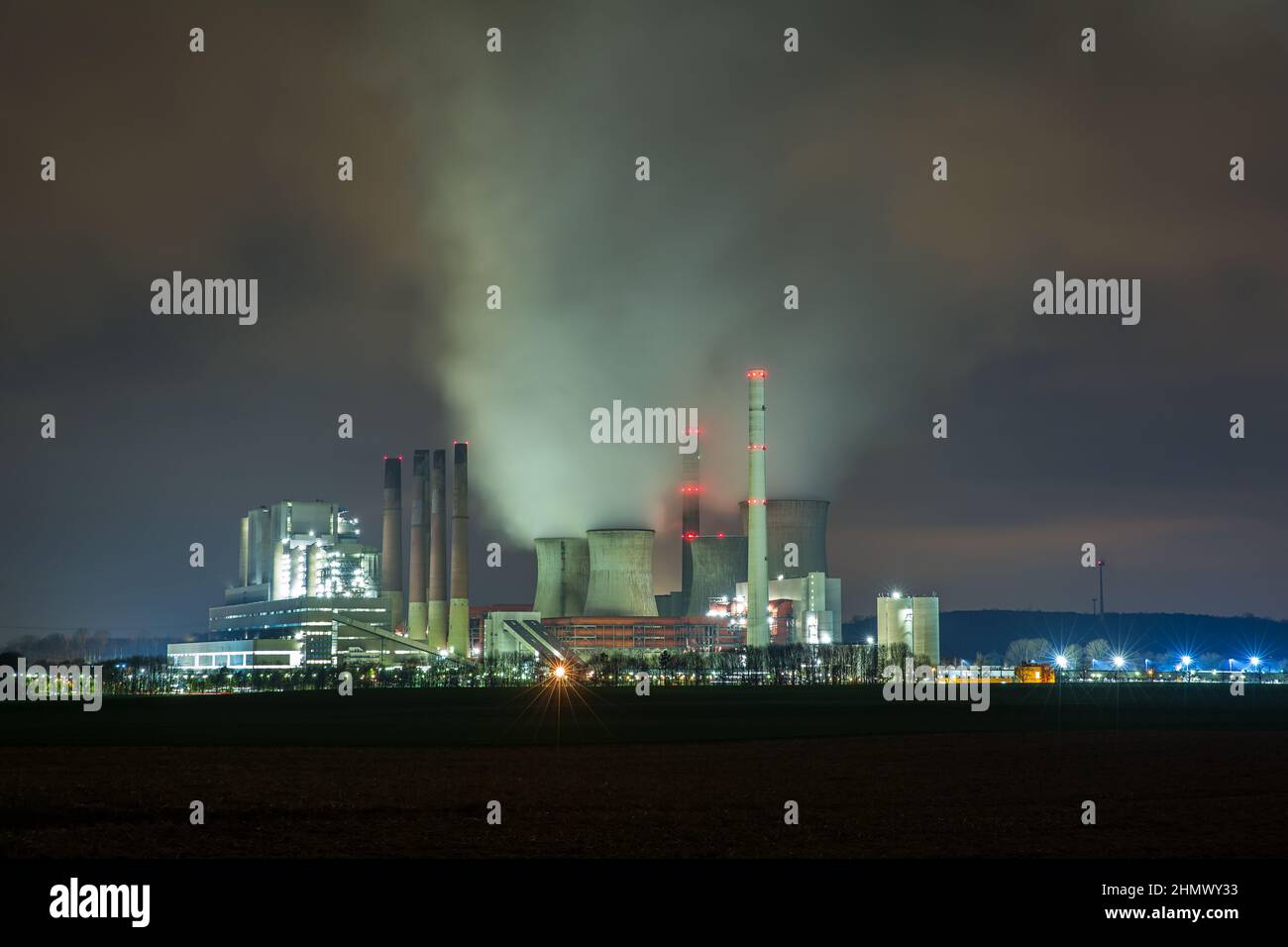 Elektrizitätsfabrik bei Nacht Stockfoto