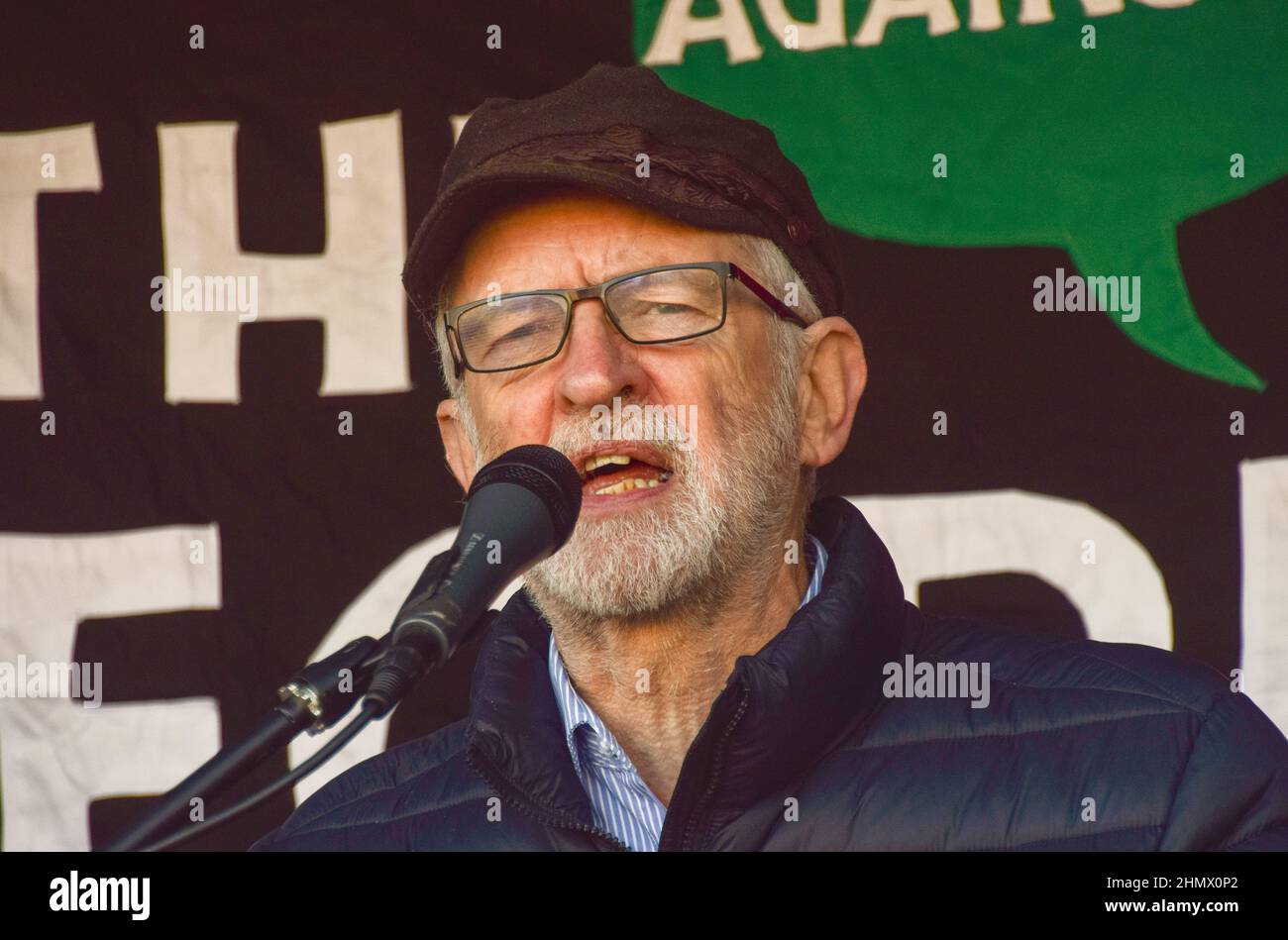 London, Großbritannien. 12th. Februar 2022. Der Labour-Abgeordnete Jeremy Corbyn spricht während des Protestes. Demonstranten versammelten sich auf dem Parliament Square, um gegen den Anstieg der Energiepreise, die Energiearmut und die Lebenshaltungskosten zu protestieren. Stockfoto