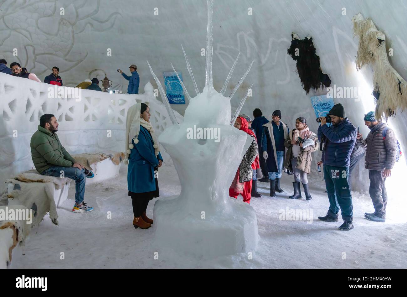 Baramulla, Indien. 12th. Februar 2022. Die Besucher sahen, wie sie Fotos im Inneren des Iglu cafè in Gulmarg gemacht haben. Mit einer Höhe von 37,5 Fuß und einem Durchmesser von 44,5 Fuß ist im berühmten Skigebiet Gulmarg in Jammu und Kaschmir eine Iglu-cafè, die angeblich die größte worldís ist, aufgekommen und hat sich zu einem Anziehungspunkt für Touristen entwickelt. Kredit: SOPA Images Limited/Alamy Live Nachrichten Stockfoto