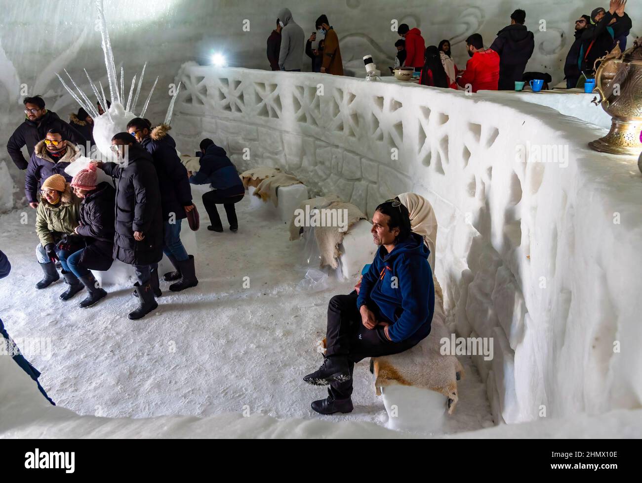 Baramulla, Indien. 12th. Februar 2022. Die Besucher sahen, wie sie Fotos im Inneren des Iglu cafè in Gulmarg gemacht haben. Mit einer Höhe von 37,5 Fuß und einem Durchmesser von 44,5 Fuß ist im berühmten Skigebiet Gulmarg in Jammu und Kaschmir eine Iglu-cafè, die angeblich die größte worldís ist, aufgekommen und hat sich zu einem Anziehungspunkt für Touristen entwickelt. Kredit: SOPA Images Limited/Alamy Live Nachrichten Stockfoto