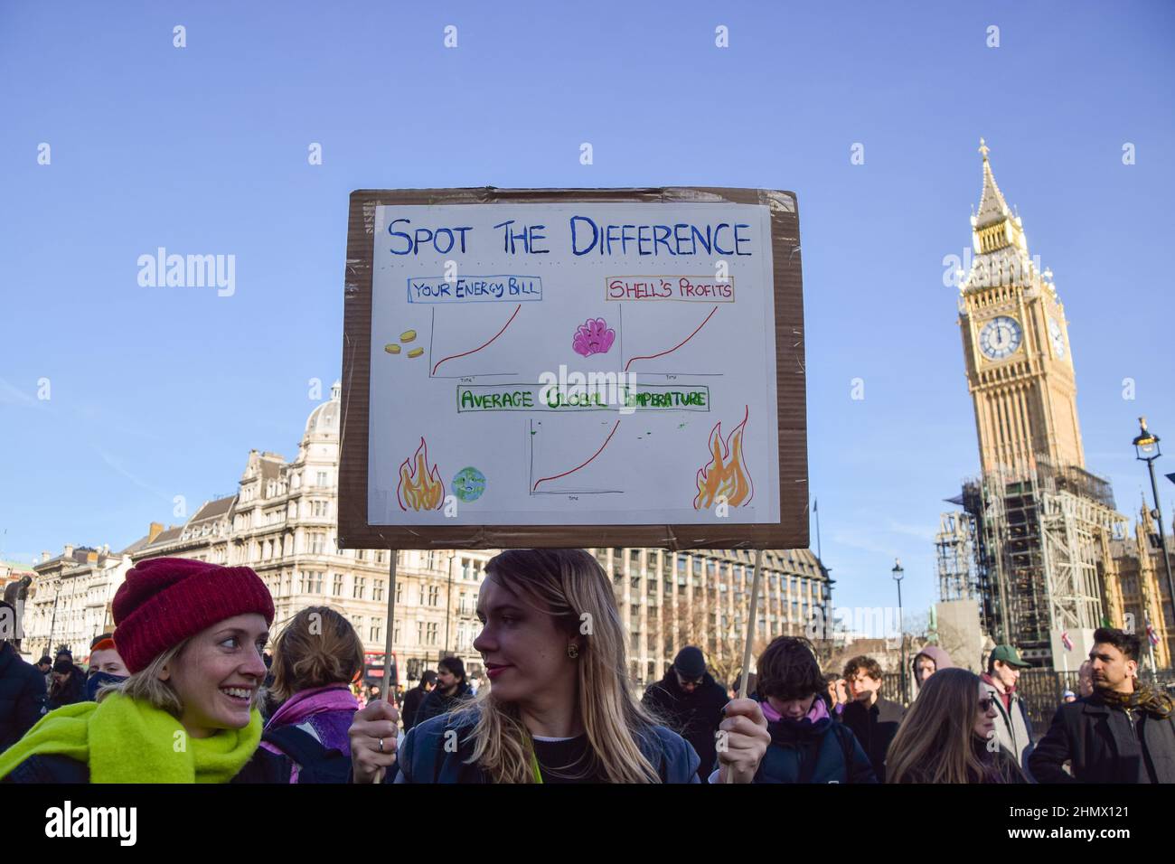 London, Großbritannien. 12th. Februar 2022. Demonstranten versammelten sich auf dem Parliament Square, um gegen den Anstieg der Energiepreise, die Energiearmut und die Lebenshaltungskosten zu protestieren. Stockfoto