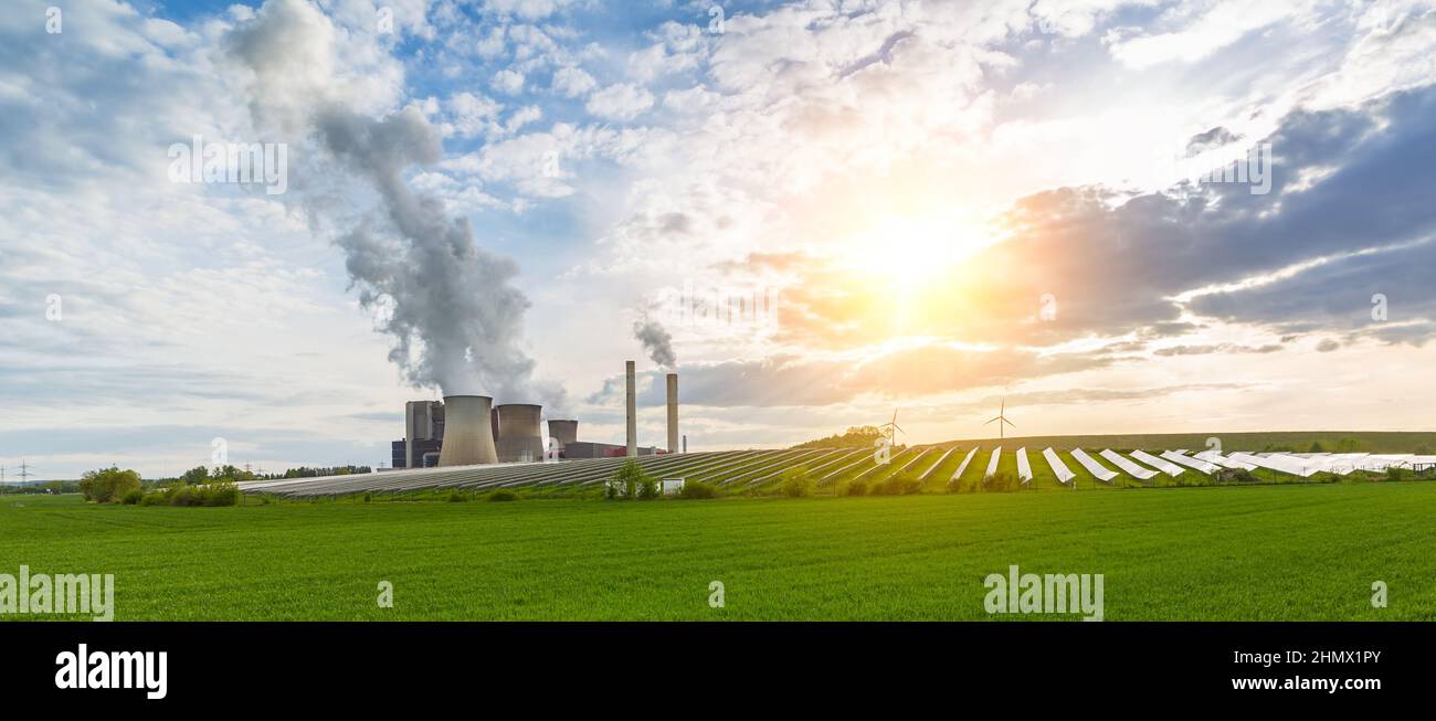 Braunkohlekraftwerk, Solarenergie, Windturbinen mit Wolkenpanorama Stockfoto