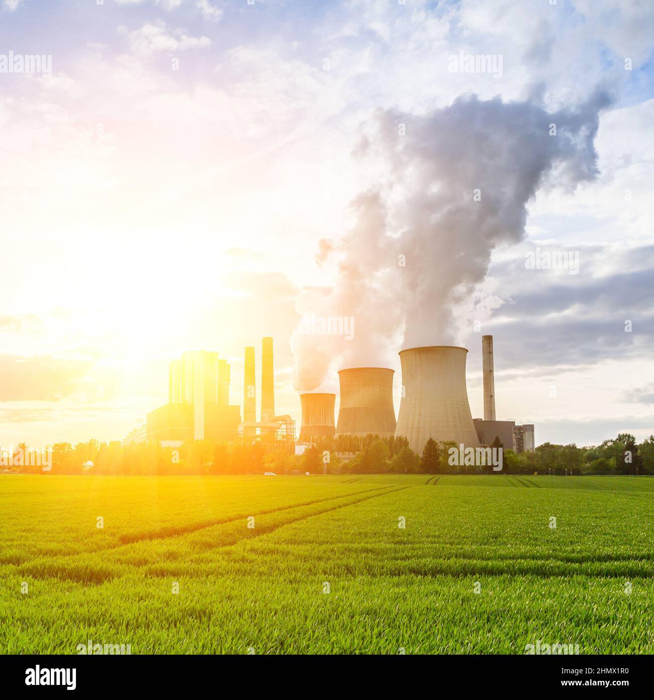 Braunkohlekraftwerk mit hellem Sonnenlicht Stockfoto