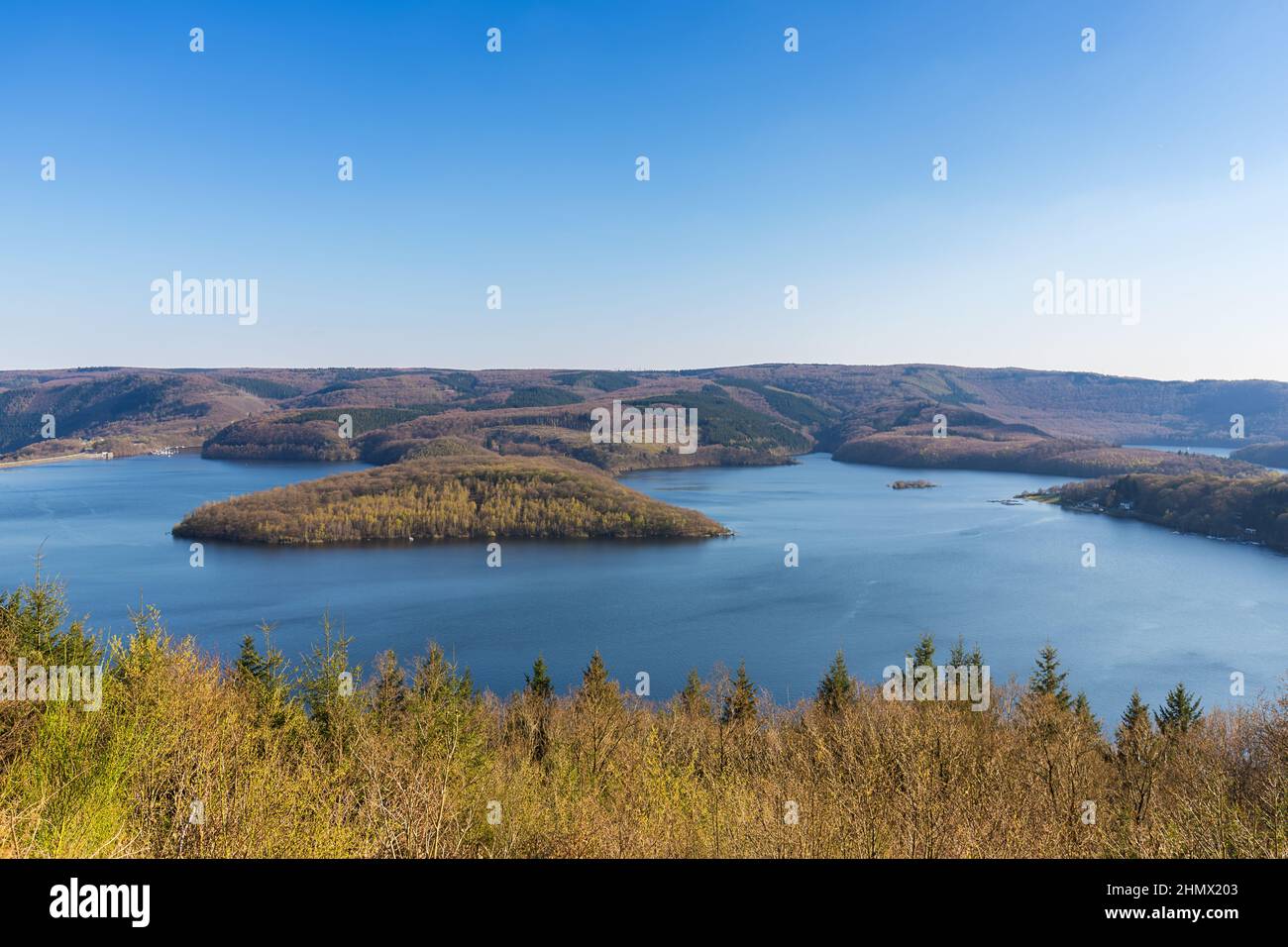 Blick auf den Rursee an der Eifel Stockfoto